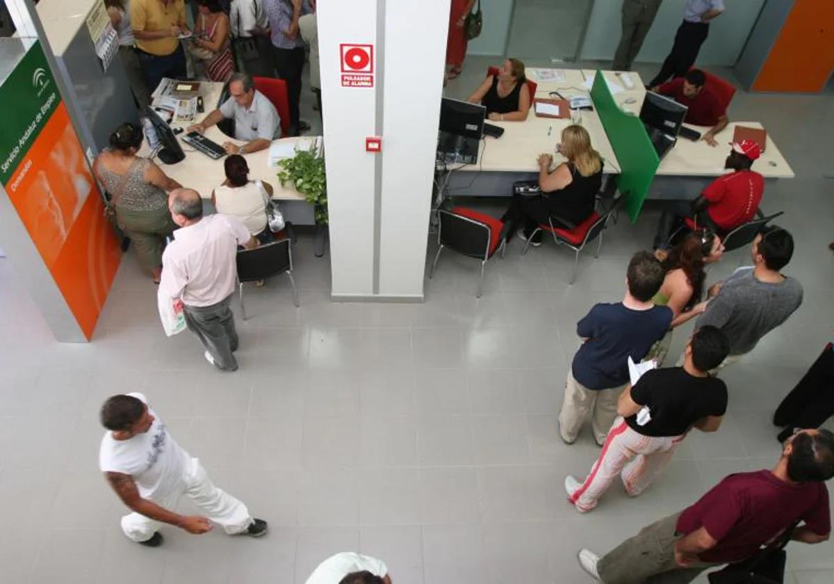 Junta surpasses 300,000 public employees milestone for first time and almost half are civil servants