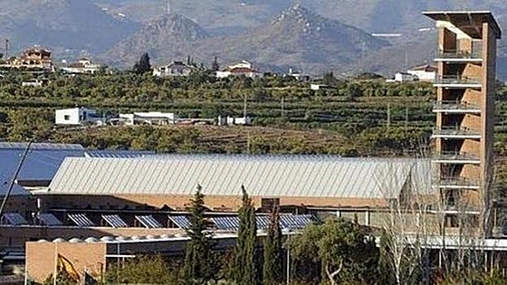 Prisoner on the run after escaping while being treated at Malaga hospital for swallowing mobile phone