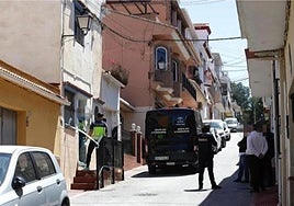 Police officers in the Los Prados area.