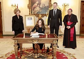 Queen Sofía, Queen Letizia and King Felipe in the Vatican embassy.