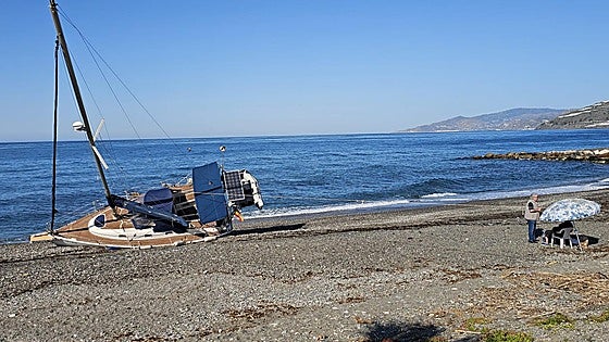 Boat runs aground on Granada beach after sailor sets autopilot to have a siesta
