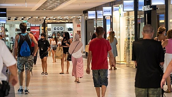 Are shops and shopping centres going to be open in Malaga this Thursday, 1 May?