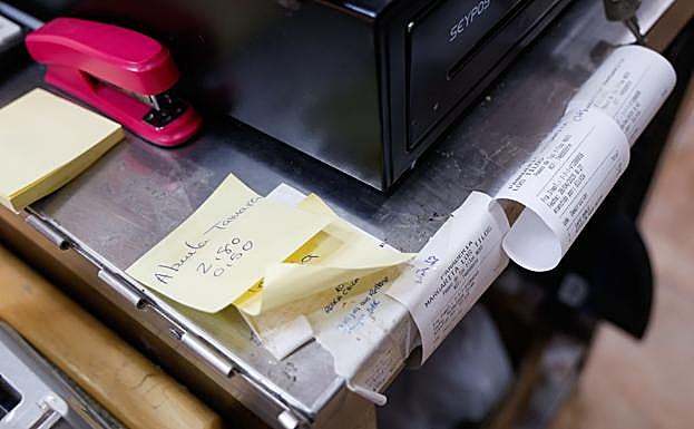 The notes with the 'fiaos'.