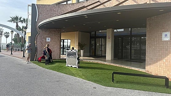 Young woman gives birth at hotel reception in Torremolinos during blackout
