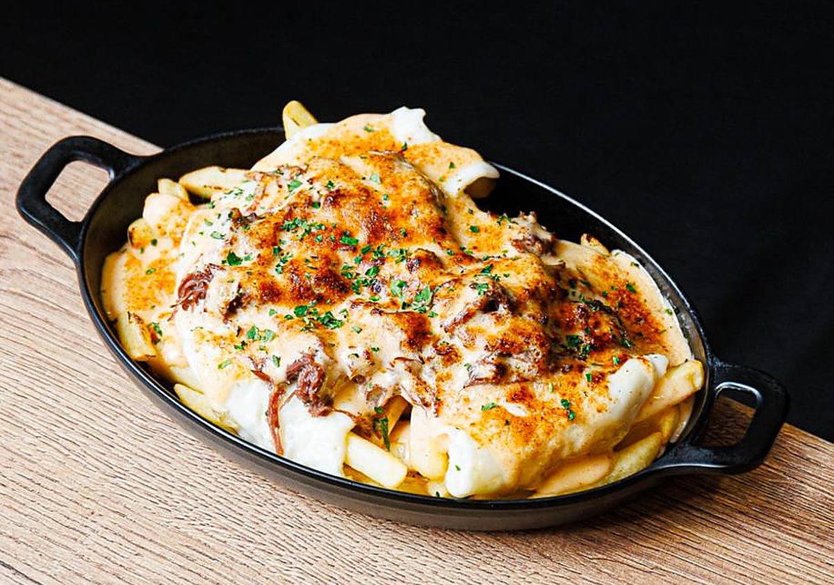 Imagen principal - Eggs with pork cheeks and kimchi aioli, pulled meat toast with teriyaki sauce and spicy peppers, with cones of fried fish.