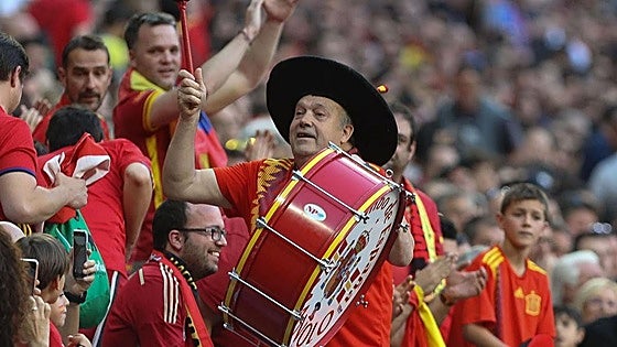 Avid football fan Manolo 'el del Bombo' dies aged 76