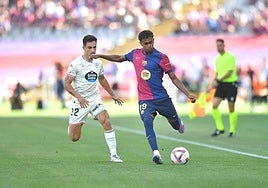 Barça's Lamine Yamal (r).