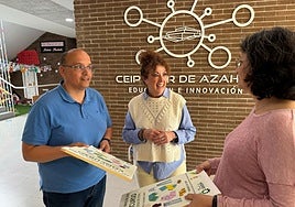 Councillor Sánchez (r) at one of the schools on Thursday.