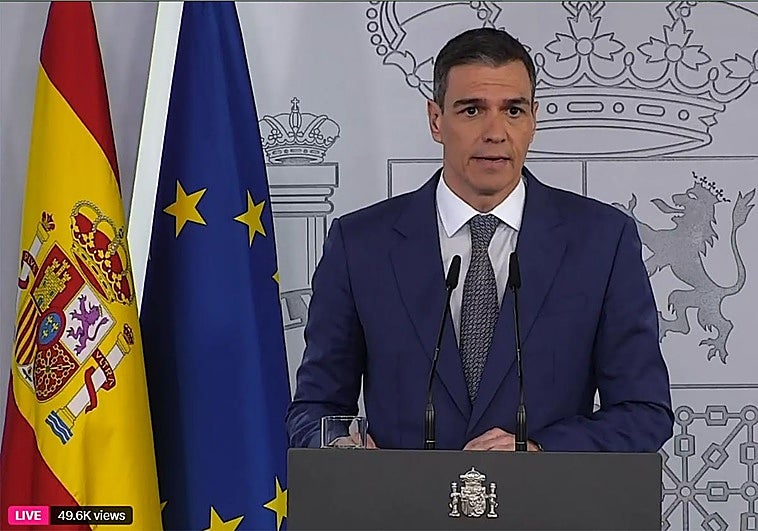 Pedro Sánchez making a broadcast during the blackout.