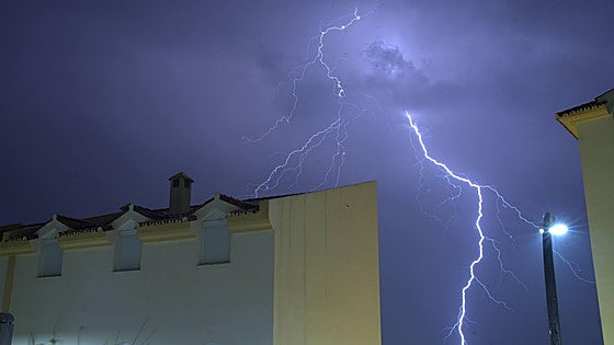 Thunderstorm unleashes impressive lightning strikes over Malaga province