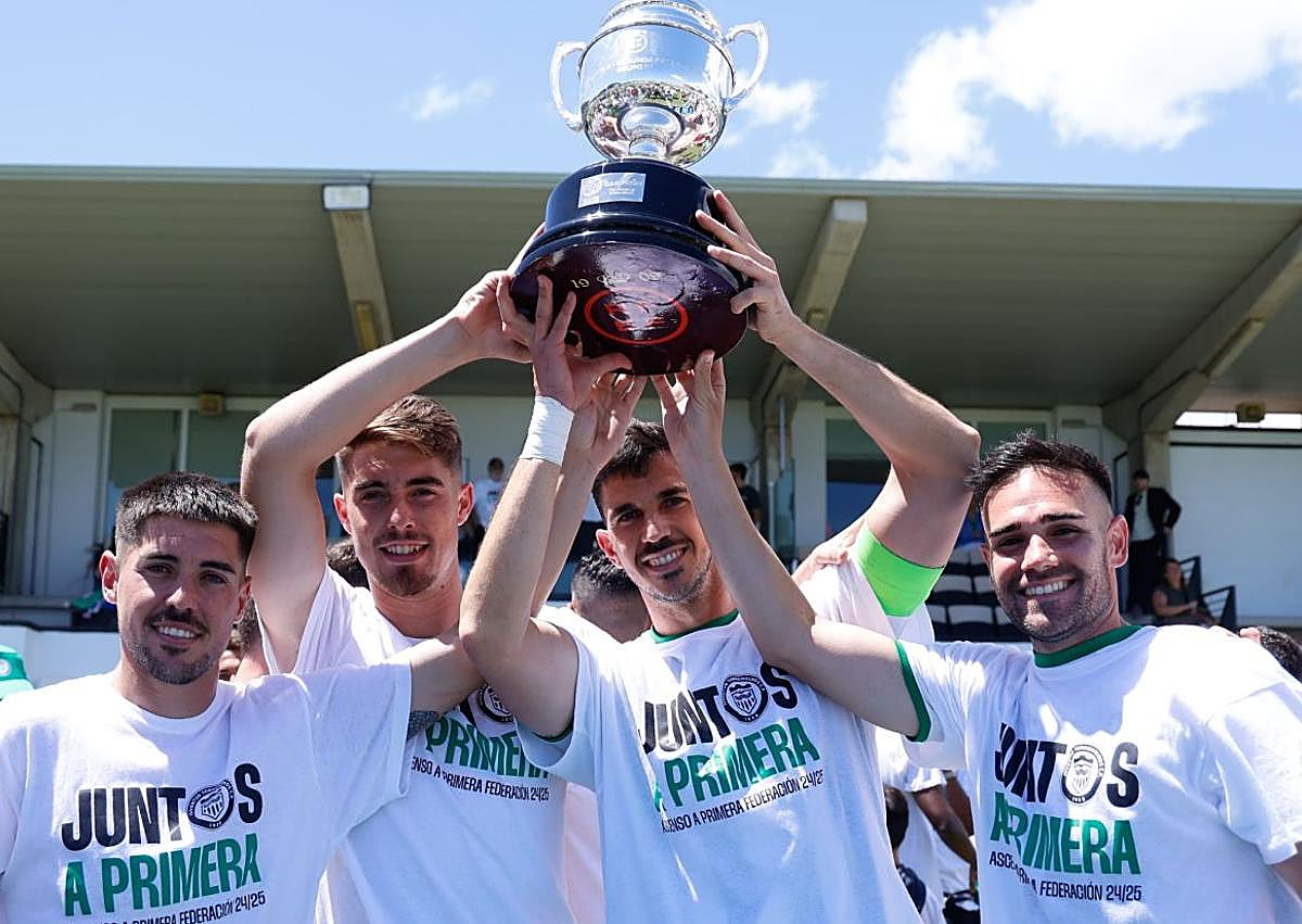 Imagen secundaria 1 - Torremolinos football club makes history with promotion to Spain's Primera RFEF division