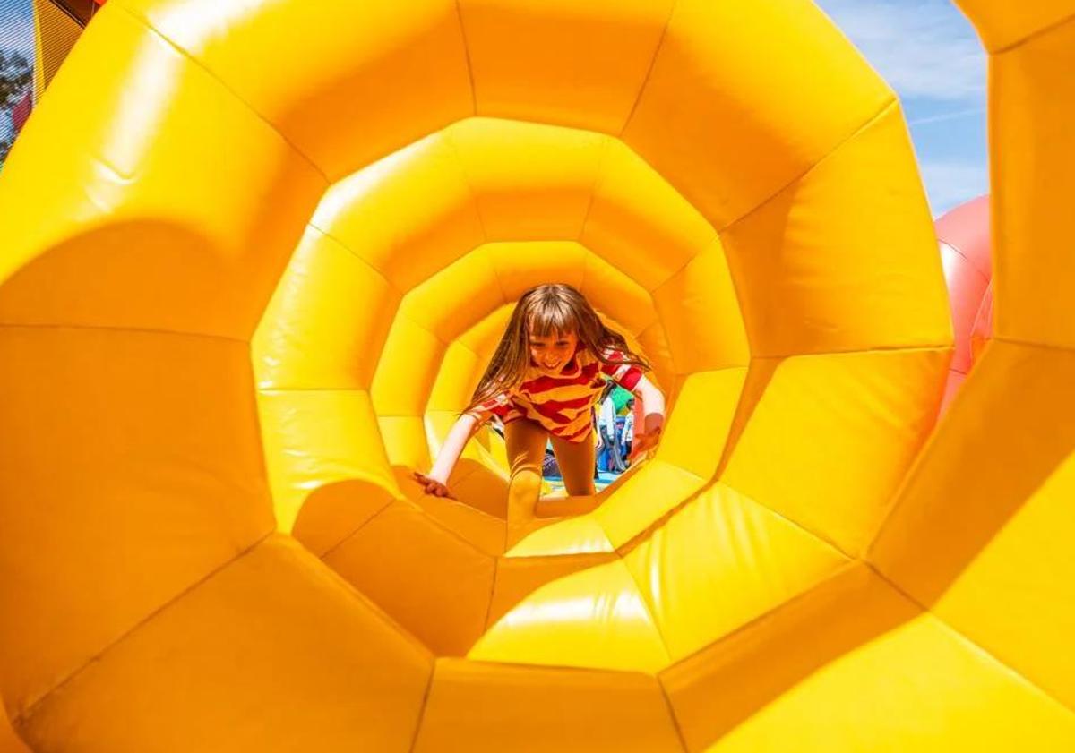 Imagen principal - The biggest inflatable playground in the world lands in the south of Spain