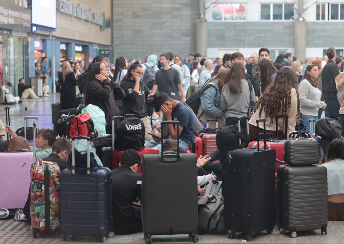 Imagen secundaria 1 - High-speed trains hit by major delays as cable thefts &#039;sabotage&#039; services between Madrid and south of Spain