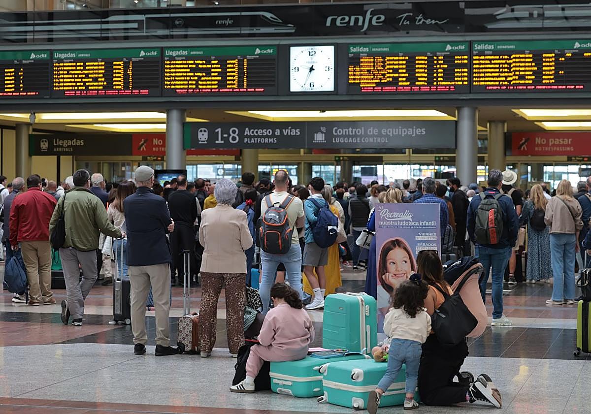 Imagen principal - High-speed trains hit by major delays as cable thefts 'sabotage' services between Madrid and south of Spain