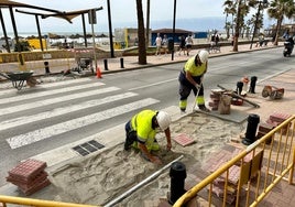 Workers install new speed bumps in Fuengirola.