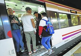 File image of Cercanías passengers at the Plaza Mayor stop.