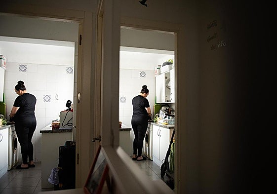 Bea (figurative name), is 43 years old and lives in this flat with her three children. She has worked since she was 8 years old.