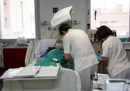 Nursing professionals care for a patient.
