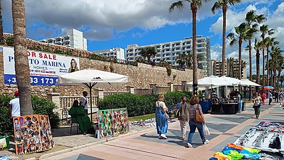 Benalmádena shopkeepers wage war against increasing numbers of illegal street vendors and demand fines for buyers