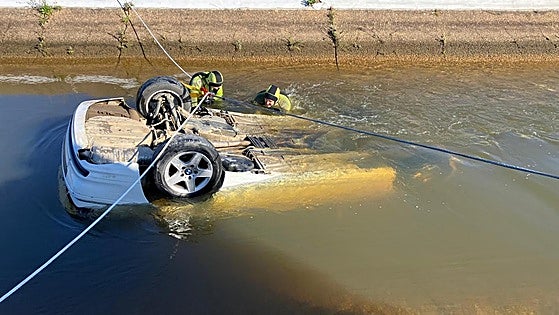 Tragedy as three young men die after their vehicle plunges into canal in south of Spain