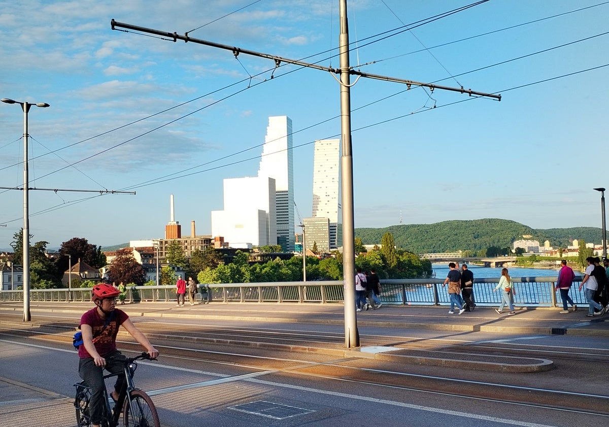 Imagen principal - Basel in the evening.