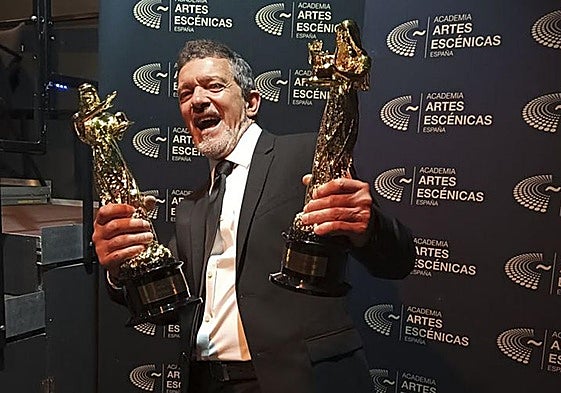 The actor and director Antonio Banderas poses with two of the awards won for the musical Gypsy, during the Talía awards gala held on Monday in Madrid.