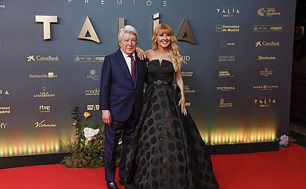 The president of Atlético de Madrid, Enrique Cerezo (left), and the actress Cayetana Guillén Cuervo pose on their arrival at the red carpet of the Talía Awards, this Monday in Madrid.