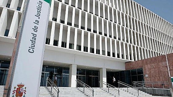 Man arrested in Malaga for whipping his toddler with telephone cord