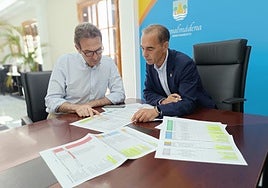 Juan Antonio Lara (r) announces new car park in Los Nadales.