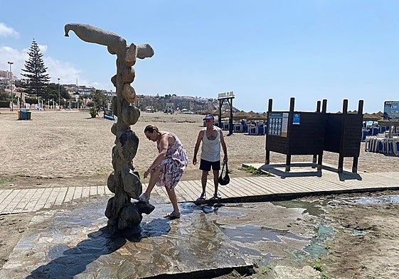 Beachgoers using the footbaths in Rincón de la Victoria