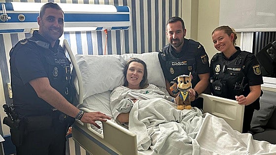 Police officers visit family after helping deliver baby in Marbella street