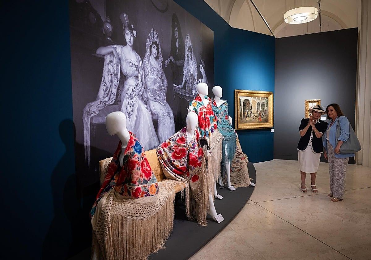 Imagen principal - Anita Delgado's shawl and other historic silk garments, displayed in Malaga Museum
