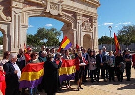 Demonstration in front of the old door of the sugar cane factory.