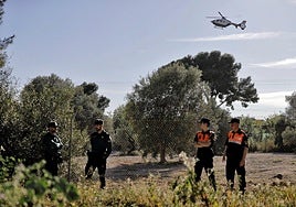 Police forces are searching for two minors who went missing in the outskirts of Valencia.