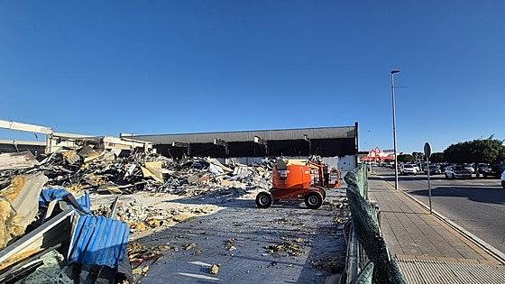 New step for Costco supermarket in Malaga: demolition of building to build a petrol station