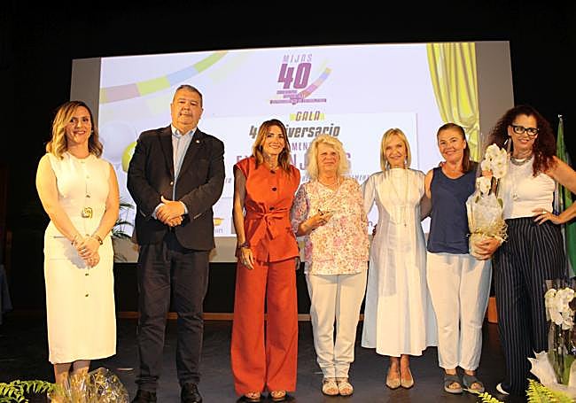 Past and present staff at the foreigners department with the mayor of Mijas, Ana Mata, and councillor Mario Bravo.