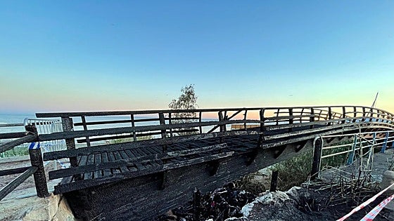 Man arrested following coastal footbridge fire on eastern Costa del Sol