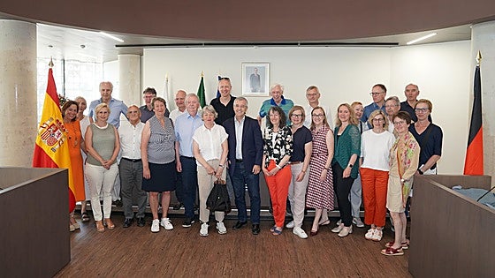 Mayor of Estepona receives group from German Rotary Club
