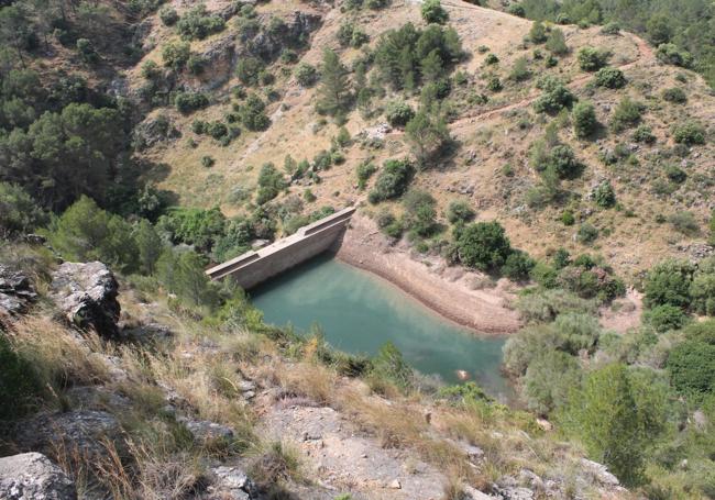 Image of the Nacimiento dam taken from the lookout point.