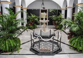 Central courtyard of the archaeological museum in Estepona, with the Arabic cistern (aljibe), that gives its name to the Casa del Aljibe, in the foreground.