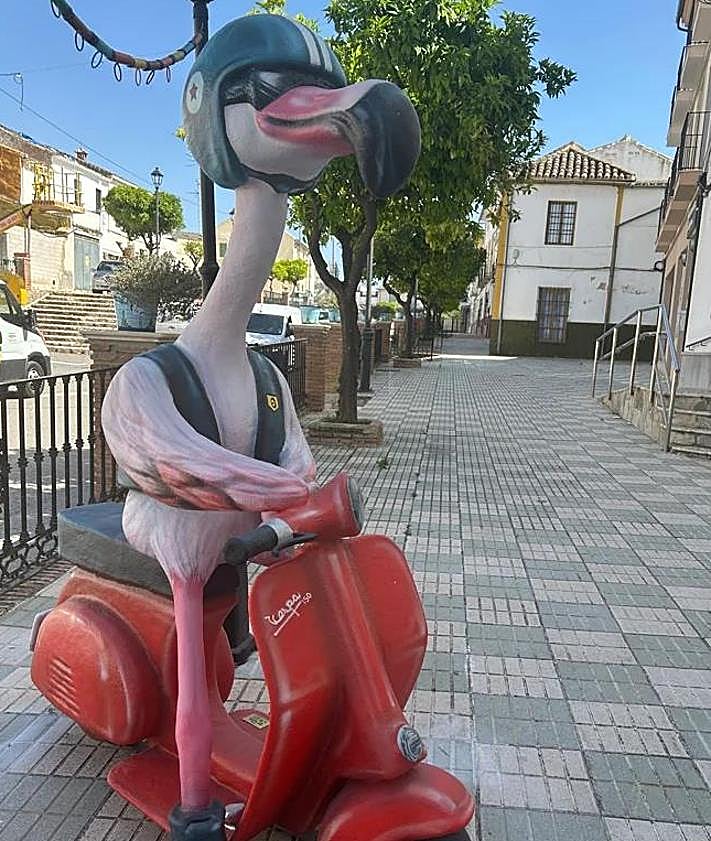 Imagen secundaria 2 - Tourists are flocking to see new life-sized sculptures of 'humanised' flamingos in Malaga town that's famous for the distinctive pink birds