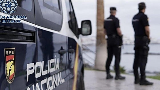 Courier company delivery drivers arrested in Malaga in connection with theft of high-end mobile phones