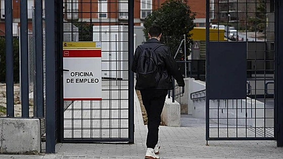Spain's unemployment figure drops below 2.5 million mark for first time in 17 years
