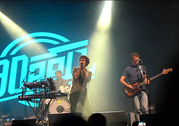 90Roll during a concert in Sala Paris15.