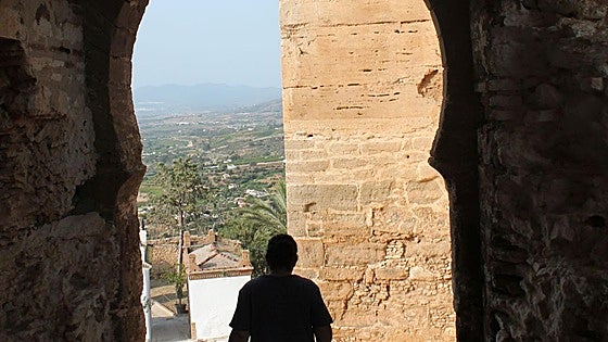 This horseshoe arch, hidden in an inland castle in Malaga province, will remind you of the Alhambra