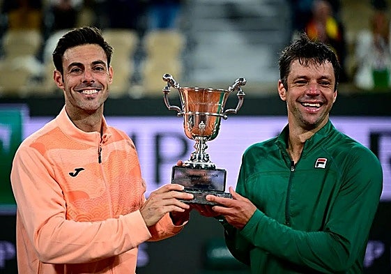 Granollers and Zeballos with the doubles trophy at Roland Garros.
