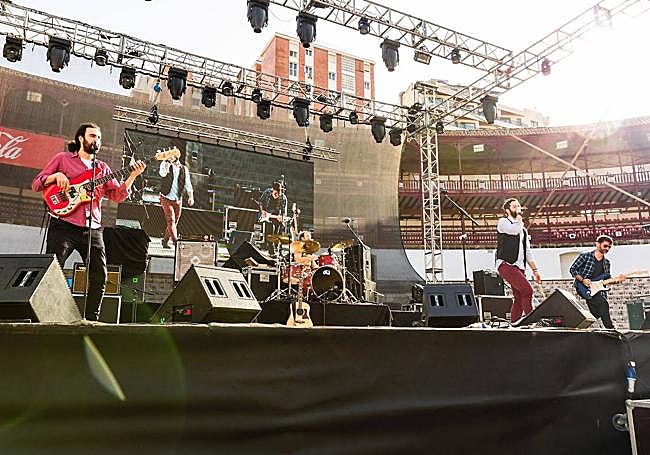 Alejados in a concert in the bullring.