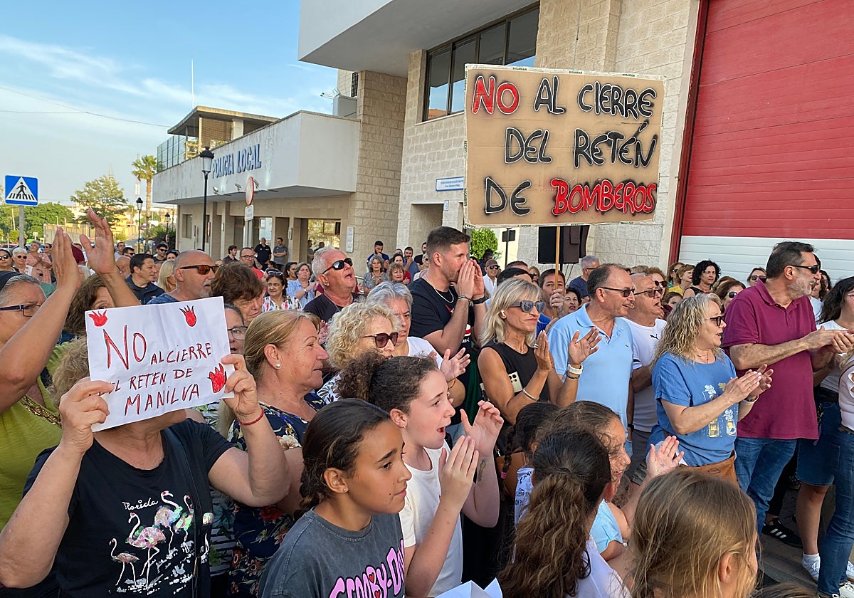 Residents of Manilva rally against the closure of the fire station.