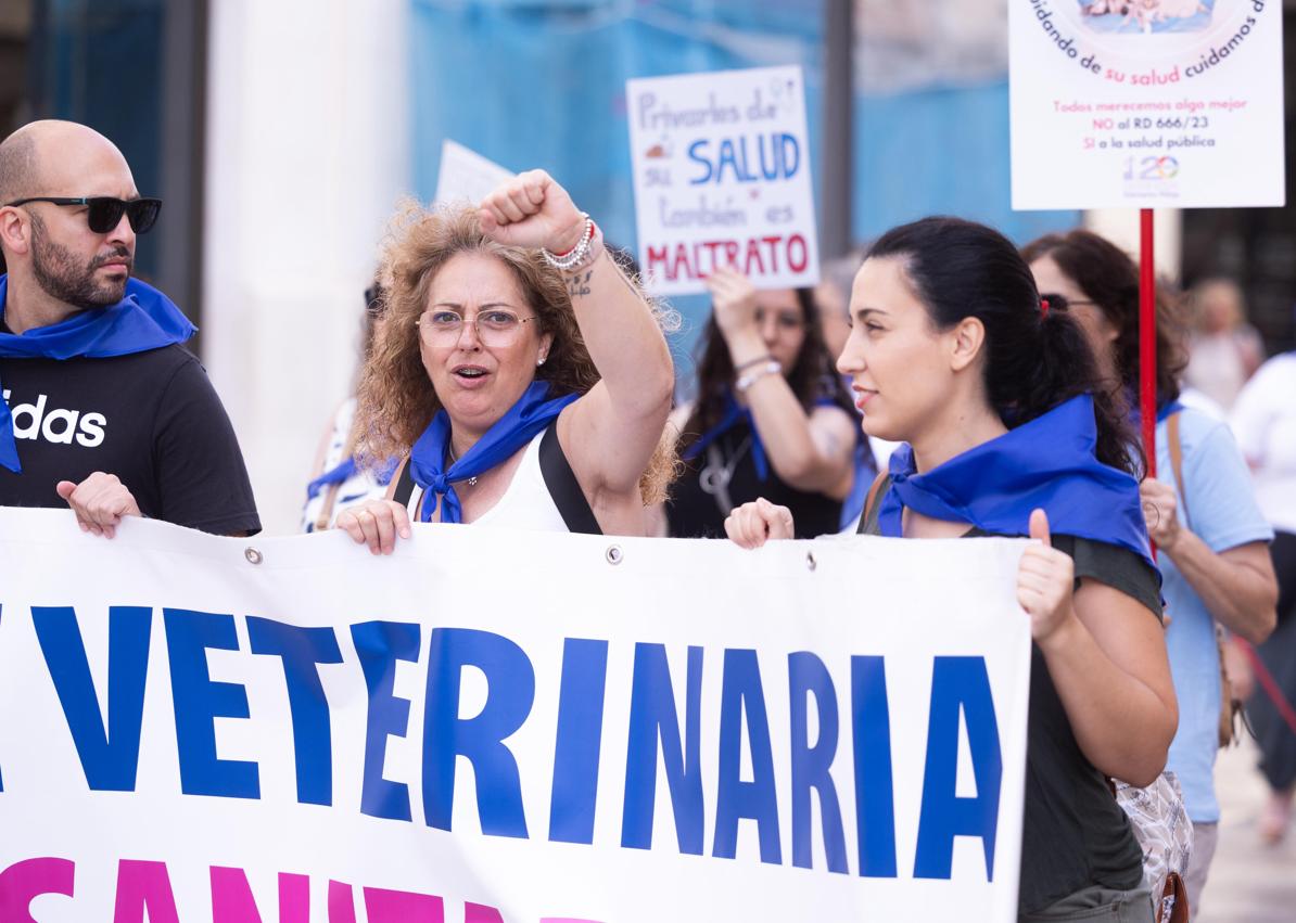 Imagen secundaria 1 - Pet owners and vets march in Malaga in protest against Spain&#039;s new veterinary medicines law