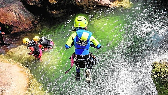 Zip lines, canyoning and water parks: Registration opens for free activities for young people in Malaga province